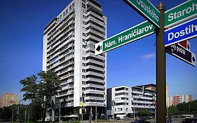 Dominant Studio Hostel With Free Parking For Preregistered Drivers & Garage With Cctv